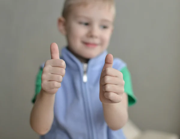 Mano de niño humano gesto pulgar hacia arriba signo de éxito —  Fotos de Stock