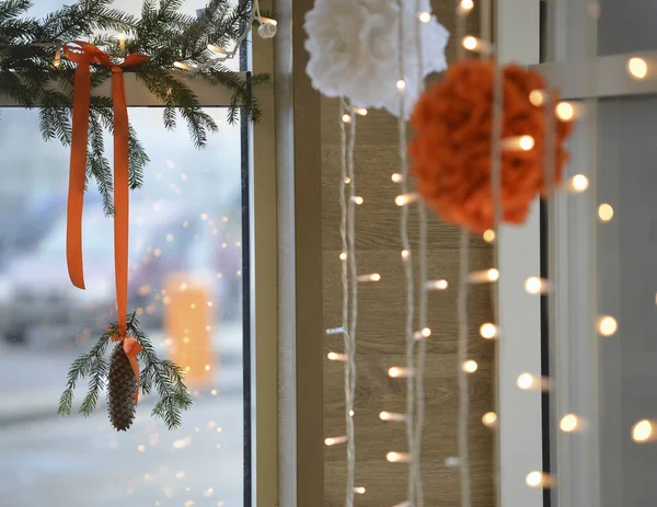 Decorazioni natalizie, luci e palline — Foto Stock