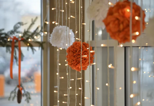 Decorazioni natalizie, luci e palline — Foto Stock
