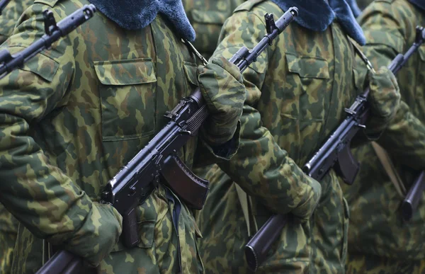 Soldados en uniforme militar de camuflaje en posición de reposo — Foto de Stock