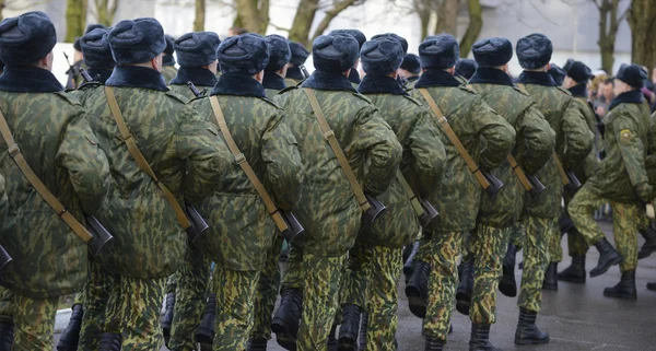 Soldados en uniforme militar de camuflaje en posición de reposo — Foto de Stock