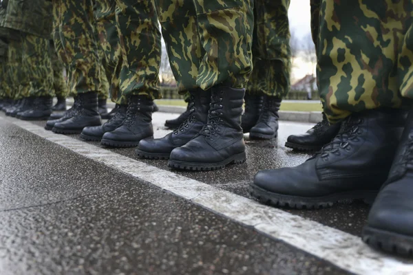 Soldados en uniforme militar de camuflaje en posición de reposo —  Fotos de Stock