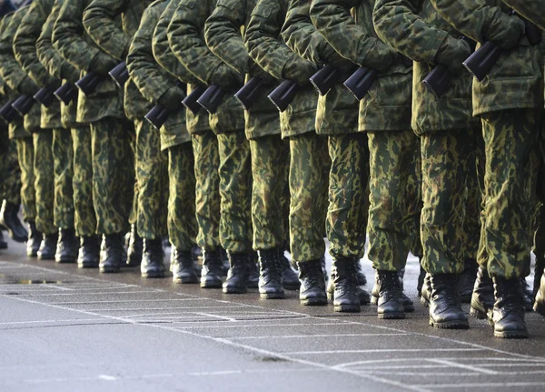 Soldados en uniforme militar de camuflaje en posición de reposo —  Fotos de Stock