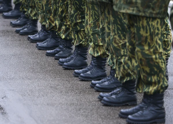 Soldados en uniforme militar de camuflaje en posición de reposo —  Fotos de Stock