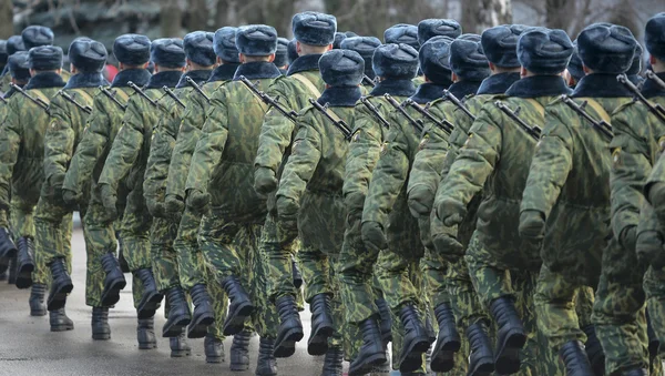 Katonák a nyugalmi helyzetben terepszínű katonai egyenruhában — Stock Fotó