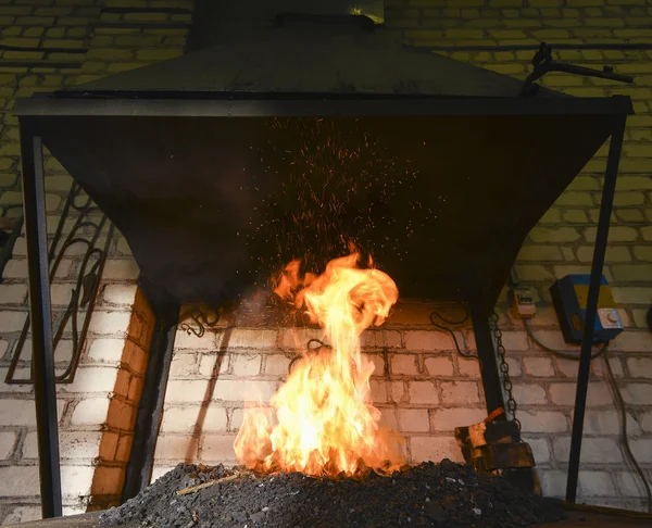 Forjar fuego en el herrero donde se elaboran herramientas de hierro — Foto de Stock