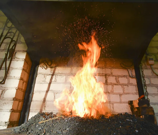 Forjar fogo em ferreiro é onde as ferramentas de ferro são trabalhadas — Fotografia de Stock