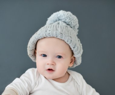 Gri bir şapka giymiş küçük şirin babyvis.