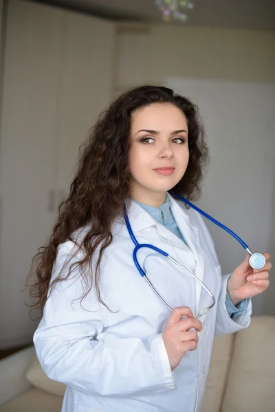 Retrato de jovem médico no casaco branco em pé no hospital — Fotografia de Stock