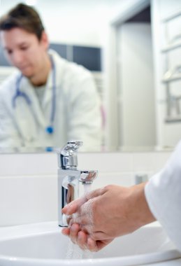 Yıkama el ve musluk dışarı kapı, Doktor adam kapat