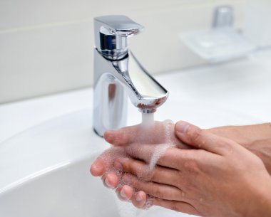 Adamın yıkama el ve kapı dışarı musluk kapatmak