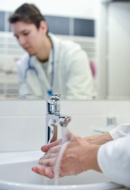 Yıkama el ve musluk dışarı kapı, Doktor adam kapat