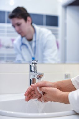 Yıkama el ve musluk dışarı kapı, Doktor adam kapat
