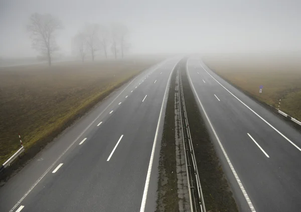 Carretera vacía que se extiende en la distancia —  Fotos de Stock