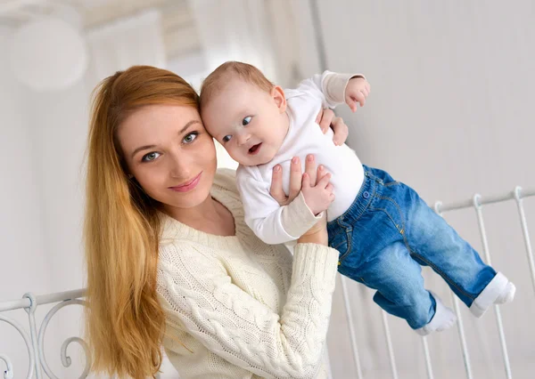 Portret szczęśliwy matki i dziecka — Zdjęcie stockowe
