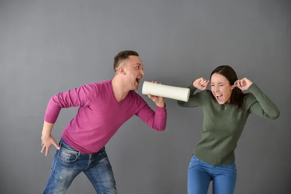 Muž mluví přes trubice a žena připojením uši — Stock fotografie