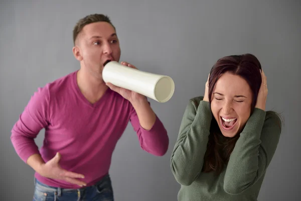 Muž mluví přes trubice a žena připojením uši — Stock fotografie