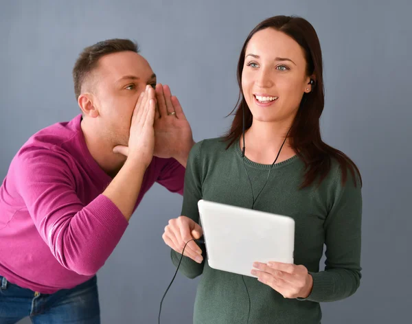 Mladá žena v headsetu a člověk křičí na ucho — Stock fotografie