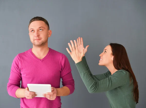 Розлючена жінка кричить на чоловіка в дискусії — стокове фото