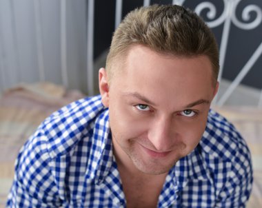 Gri arka plan üzerinde izole genç adam portresi