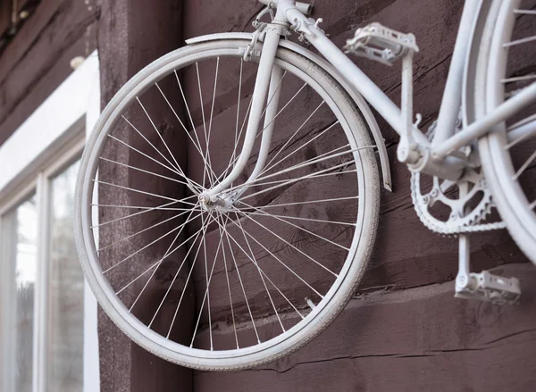 Duvarda asılı beyaz Bisiklet, — Stok fotoğraf