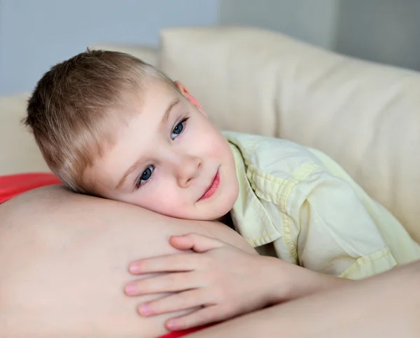 Niño pequeño escuchando vientre embarazada de su madre, en casa —  Fotos de Stock