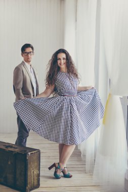 Çekici genç çift ayakta yakınındaki eski bir bavul 