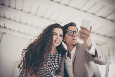 Çift onların cep telefonu ile fotoğraf çekimi