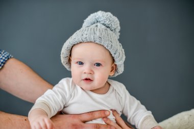 Gri bir şapka giymiş küçük şirin babyvis. 