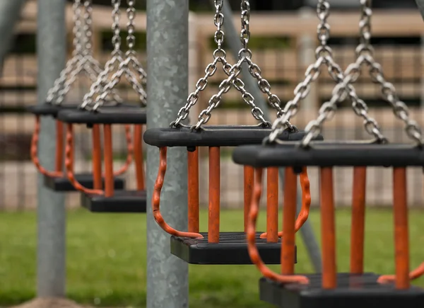 Balançoires sur une aire de jeux publique — Photo