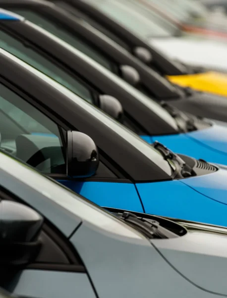 Car wingmirrors on display on dealers forecourt 免版税图库照片