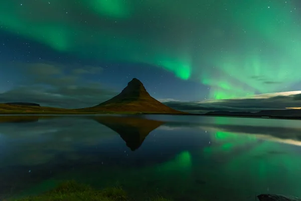 冰岛的北极光充满Kp5 Aurora Borealis的风景 令人惊奇的夜景在柯库瀑布 风景旅游胜地 碧空满天繁星 — 图库照片