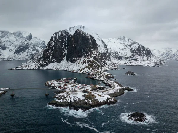 ノルウェーのロフテン島のドローン空中トップビュー 伝統的な木製の赤い漁師小屋と背景には この美しい山と冬の風景 冬の旅行先 — ストック写真