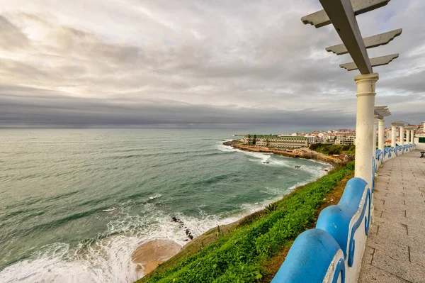 Ericeira 'nın pitoresk köyünün manzarasına panoramik bir bakış açısıyla. Lizbon 'a yakın bu balıkçı köyü birçok turist için harika bir tatil beldesi..