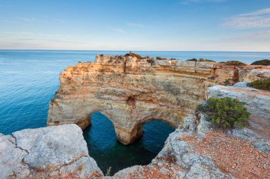 Doğa Sevgililer Günü 'nü doğanın oyduğu aşkın sembolüyle kutluyor. Algarve, Portekiz. Romantik senaryonun deniz manzarası. İnanılmaz bir plajda taş üzerinde kalp.