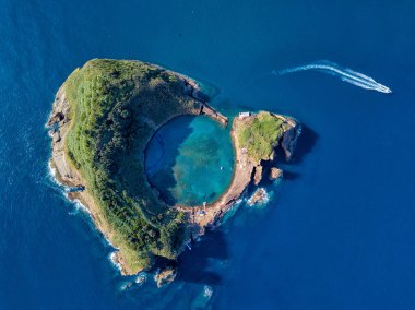 Azores havadan panoramik görüntü. Vila Franca do Campo 'nun en iyi manzarası. Eski bir su altı volkanı krateri. San Miguel Adası, Azores, Portekiz. Doğa tarafından oyulmuş kalp. Kuş bakışı.