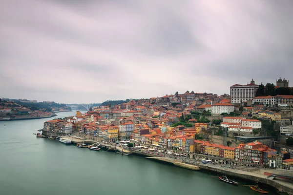 オポルト ポルトガル ヨーロッパ ポルトの絵のように美しい街 ポルトガルの素晴らしい旅行先からのポストカード 市内の歴史的中心部への眺め 美しい橋と古いモニュメントがあるドゥロ川 — ストック写真