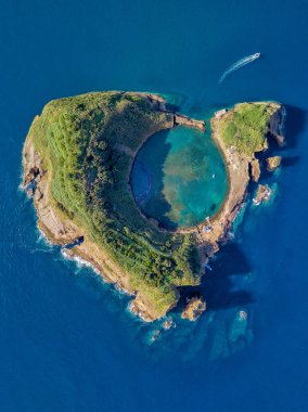 Azores havadan panoramik görüntü. Vila Franca do Campo 'nun en iyi manzarası. Eski bir su altı volkanı krateri. San Miguel Adası, Azores, Portekiz. Doğa tarafından oyulmuş kalp. Kuş bakışı.