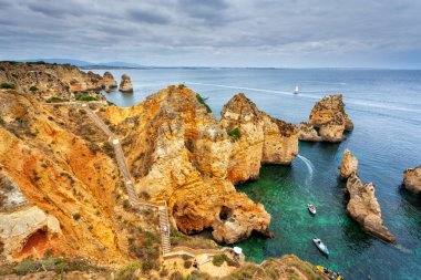 Güneşin doğuşunda inanılmaz bir kumsal. Portekiz 'in güneyindeki Algarve, pek çok turist için bir tatil beldesi. Güzel kayalıklar, mağaralar ve kristal berrak sular mükemmel bir yerdir. Avrupa, Akdeniz.