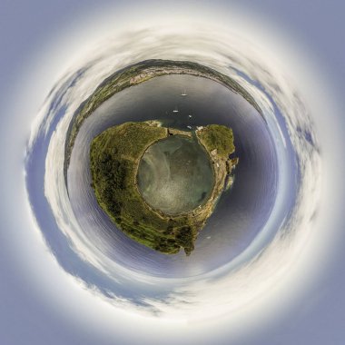 Portekiz, Azores 'in havadan görünüşü. Küçük gezegen manzarası 360 derece. Vila Franca Adası 'nın küçük bir gezegenindeki insansız hava aracı manzarası. Seyahat güzergahı. Yaz tatilleri.