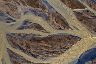 İzlanda buzullarından yükselen nehirlerin soyut hava görüntüsü. Tabiat ana İzlanda 'da çarpıcı sanat eserleri yarattı. Duvar kağıdı arkaplanı için yüksek kaliteli fotoğraf