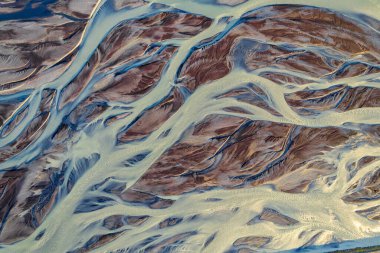 İzlanda buzullarından yükselen nehirlerin soyut hava görüntüsü. Tabiat ana İzlanda 'da çarpıcı sanat eserleri yarattı. Duvar kağıdı arkaplanı için yüksek kaliteli fotoğraf