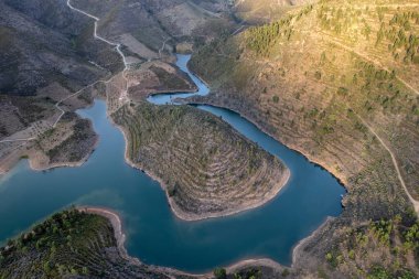 Sabor Gölü 'nün muhteşem soyut manzarası, Tras os Montes Portugal. Drone vizyonu, Serpente do Medal, Sabor River 'ın hava görüntüsü, Kuzey Portekiz' deki turizm ve seyahat merkezi..
