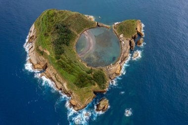 Azores havadan inanılmaz bir manzara. Vila Franca do Campo 'nun en iyi manzarası. Eski bir su altı volkanı krateri. San Miguel Adası, Azores, Portekiz. Doğa tarafından oyulmuş kalp. Kuş bakışı.