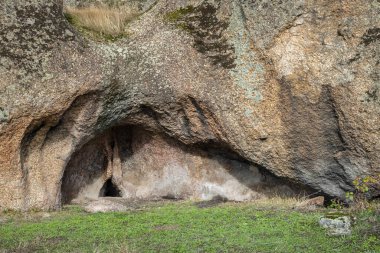 Granit kayada küçük bir mağara.