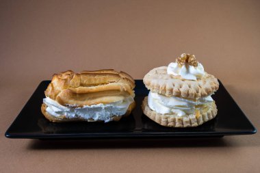 Siyah tabakta iki lezzetli kek.