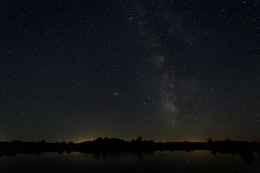 Barruecos 'un Doğal Alanı' nda Samanyolu ile gece fotoğrafçılığı. Extremadura. İspanya.