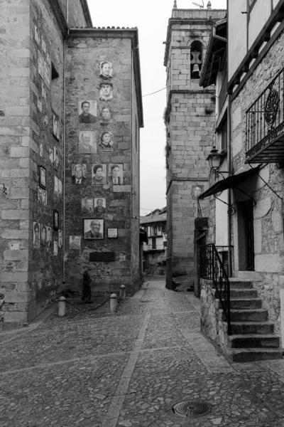 モンサラズ スペイン 2020年2月8日 モンサラズの旧市街の典型的な通り 彼らの額には住民の肖像画がある — ストック写真