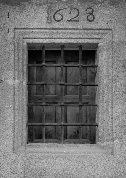 San Martin Del Castaar Köyünde Parmaklıkları Olan Antik Bir Pencere Stok Fotoğraf