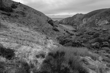 Escullos yakınlarındaki manzara. Cabo de Gata 'nın Doğal Parkı. İspanya.